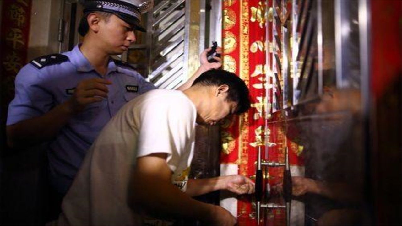 和田地区请开锁师傅开了锁后，师傅